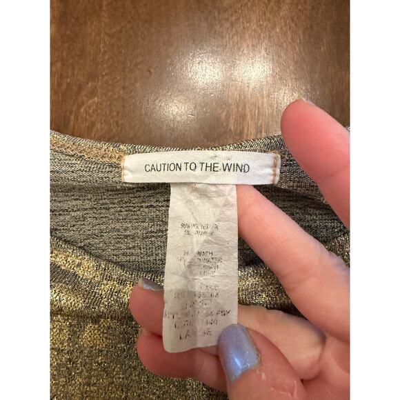 Caution to the Wind Women's Gold Metallic Shimmer Short Sleeve Cropped Tee Large - Picture 3 of 6